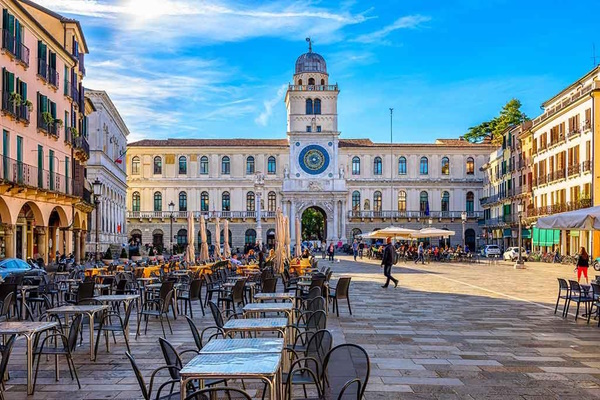 Padova, la Piazza dei Signori. Dario Canil e il Centro Olistico Tolteca presentano corsi e seminari Reiki a Dolo (Venezia), vicino a Padova, in Veneto.