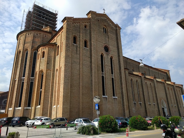 la chiesa di san Nicolò a Treviso. Dario Canil e il Centro Olistico Tolteca presentano corsi e seminari Reiki a Dolo (Venezia), vicino a Treviso, in Veneto.