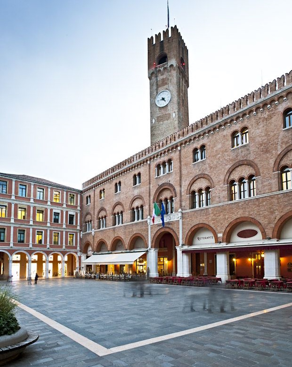 Treviso, il Palazzo del Podestà e la Torre Civica. A 45 minuti da Treviso corsi e seminari Reiki nel Centro Olistico Tolteca a Dolo (Venezia)