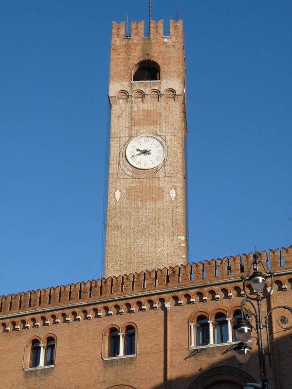 il Palazzo del Podestà e la Torre Civica a Treviso. Dario Canil e il Centro Olistico Tolteca presentano corsi e seminari Reiki a Dolo (Venezia), vicino a Treviso, in Veneto.