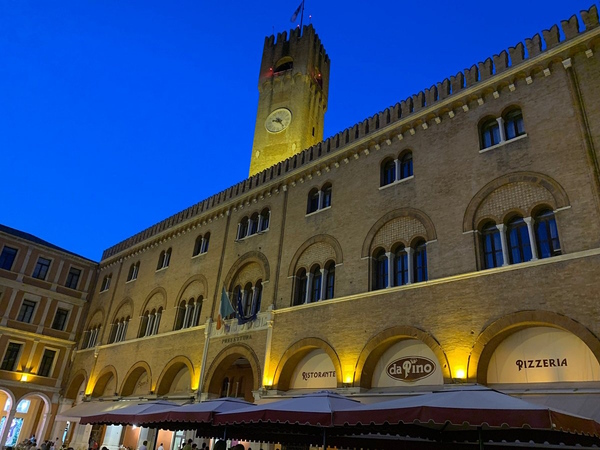 il Palazzo del Podestà e la Torre Civica a Treviso. Dario Canil e il Centro Olistico Tolteca presentano corsi e seminari Reiki a Dolo (Venezia), vicino a Treviso, in Veneto.