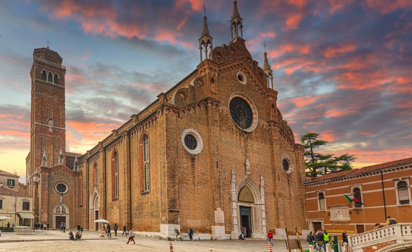 Venezia, l'Basilica dei Frari. Dario Canil presenta corsi e seminari Reiki vicino al Basilica dei Frari, in Veneto, a Dolo (Venezia).