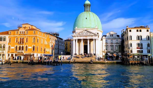 Venezia, Dorsoduro. Dario Canil presenta i corsi e i seminari Reiki vicino a Venezia, in Veneto.