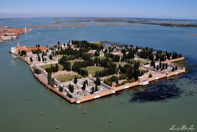 Venezia, l'Isola di San Michele. Dario Canil presenta corsi e seminari Reiki vicino al Isola di San Michele, in Veneto, a Dolo (Venezia).