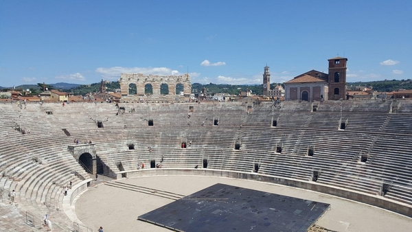 Verona, l'Arena. A un'ora da Verona corsi e seminari Reiki nel Centro Olistico Tolteca a Dolo (Venezia)