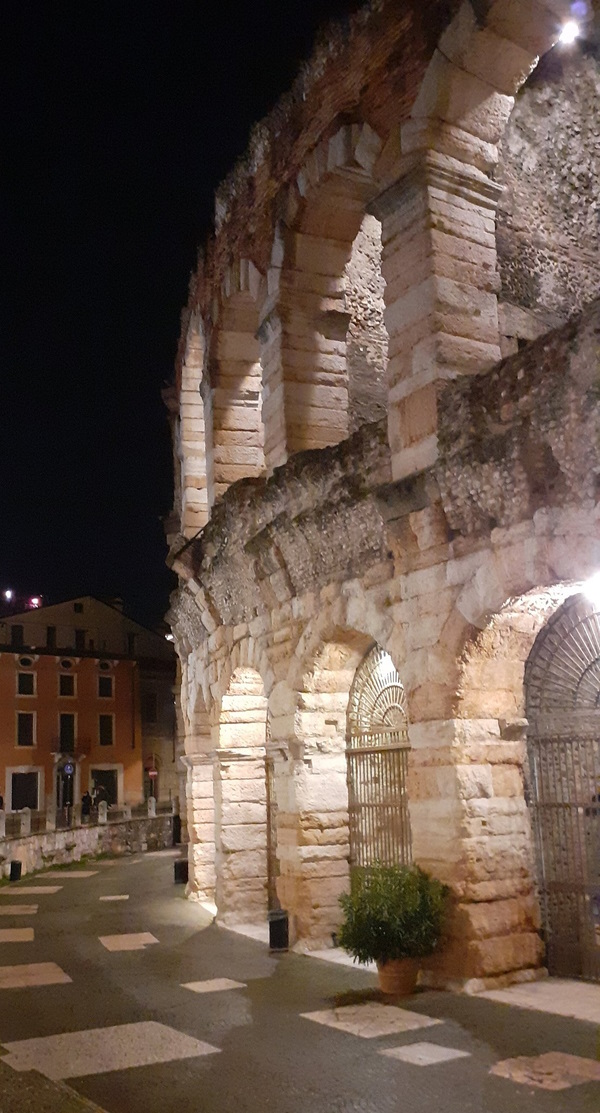L'Arena di Verona. Dario Canil e il Centro Olistico Tolteca presentano corsi e seminari Reiki a Dolo (Venezia), vicino a Verona, in Veneto.