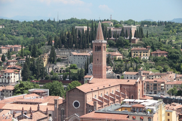 Verona, il Piazzale Castel San Pietro. A venti minuti da Verona corsi e seminari Reiki nel Centro Olistico Tolteca a Dolo (Venezia)