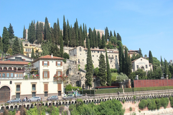 il Piazzale Castel San Pietro a Verona. Dario Canil e il Centro Olistico Tolteca presentano corsi e seminari Reiki a Dolo (Venezia), vicino a Verona, in Veneto.