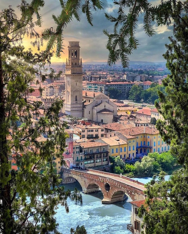 il Piazzale Castel San Pietro a Verona. Dario Canil e il Centro Olistico Tolteca presentano corsi e seminari Reiki a Dolo (Venezia), vicino a Verona, in Veneto.