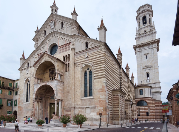 il Duomo di Verona. Dario Canil e il Centro Olistico Tolteca presentano corsi e seminari Reiki a Dolo (Venezia), vicino a Verona, in Veneto.