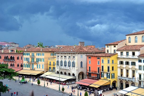 Verona, Piazza Bra. A venti minuti da Verona corsi e seminari Reiki nel Centro Olistico Tolteca a Dolo (Venezia)