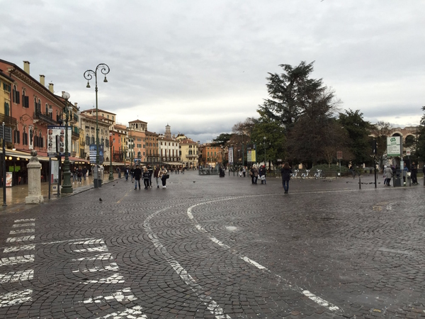 Piazza Bra a Verona. Dario Canil e il Centro Olistico Tolteca presentano corsi e seminari Reiki a Dolo (Venezia), vicino a Verona, in Veneto.