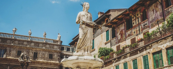 Verona, la Piazza delle Erbe. A venti minuti da Verona corsi e seminari Reiki nel Centro Olistico Tolteca a Dolo (Venezia)