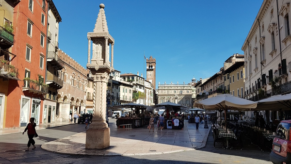 la Piazza delle Erbe a Verona. Dario Canil e il Centro Olistico Tolteca presentano corsi e seminari Reiki a Dolo (Venezia), vicino a Verona, in Veneto.