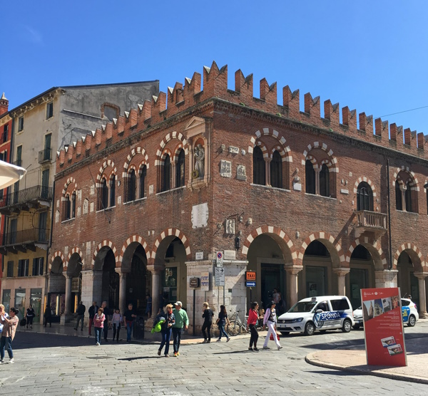 la Piazza delle Erbe a Verona. Dario Canil e il Centro Olistico Tolteca presentano corsi e seminari Reiki a Dolo (Venezia), vicino a Verona, in Veneto.