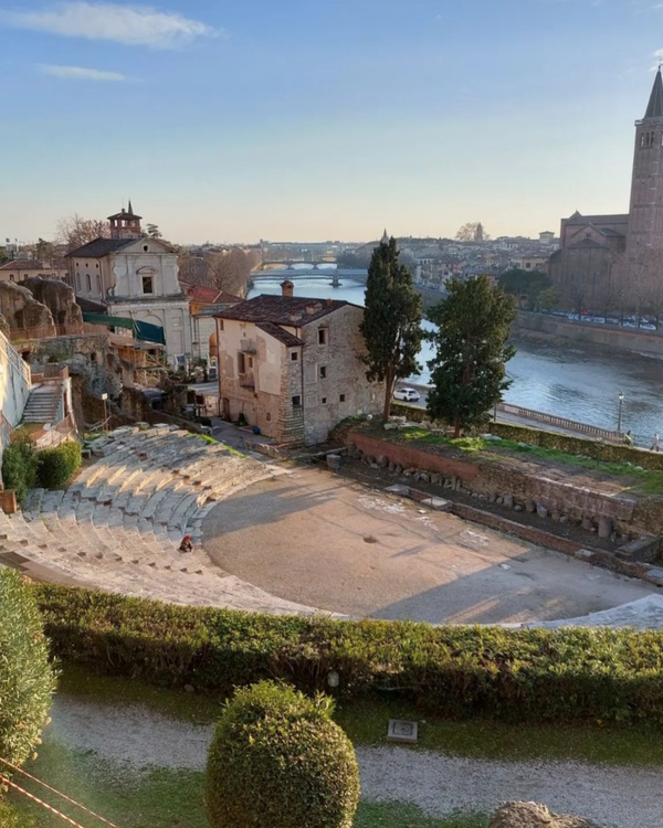 Verona, il Teatro Romano. A un'ora da Verona corsi e seminari Reiki nel Centro Olistico Tolteca a Dolo (Venezia)