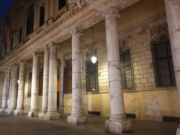 Vicenza, Corso Palladio. Dario Canil e il Centro Olistico Tolteca presentano corsi e seminari Reiki a Dolo (Venezia), vicino a Vicenza, in Veneto.