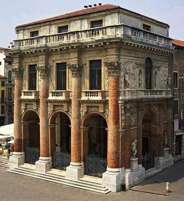 Vicenza, la Loggia del Capitaniato. A venti minuti da Vicenza corsi e seminari Reiki nel Centro Olistico Tolteca a Dolo (Venezia)