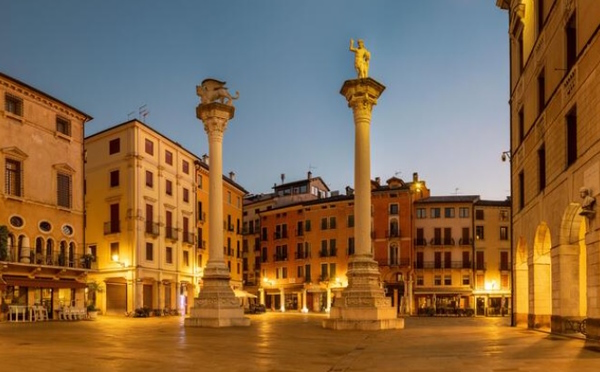Vicenza, la Piazza dei Signori. Dario Canil presenta i corsi e i seminari Reiki vicino a Vicenza, in Veneto.