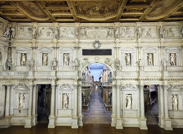 Vicenza, il Teatro Olimpico. A venti minuti da Vicenza corsi e seminari Reiki nel Centro Olistico Tolteca a Dolo (Venezia)