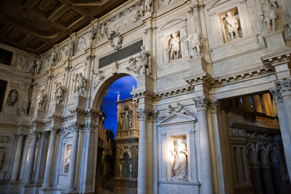 Vicenza, il Teatro Olimpico. Dario Canil presenta i corsi e i seminari Reiki vicino a Vicenza, in Veneto.