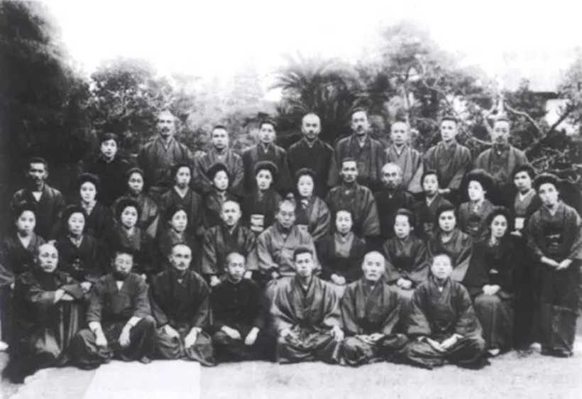 Hawajo Takata in una dimostrazione Reiki alle Hawaii nel 1939 con Hayashi. La vera storia del Reiki. Dario Canil conduce seminari e corsi di Sciamanismo e di Reiki vicino a Padova, Treviso, Venezia, Vicenza, Rovigo, Bassano del Grappa, Verona e Belluno. Reiki Master Dario Canil.